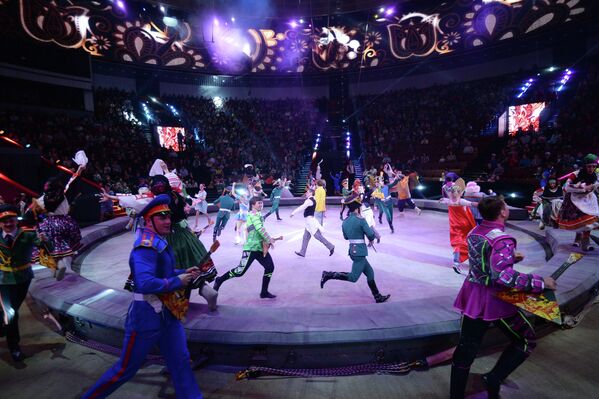 Артисты циркового балета во время выступления в цирковом шоу Like Рашн в цирке на проспекте Вернадского