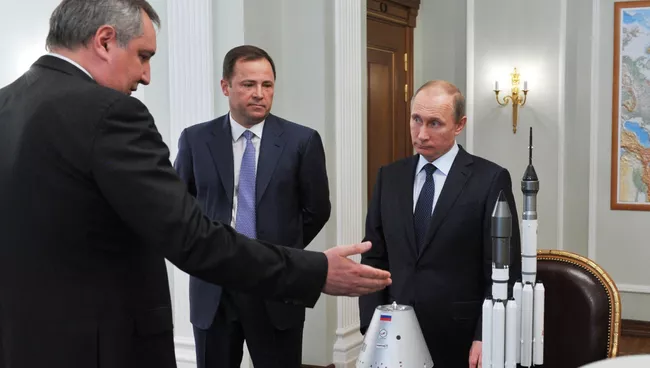 Президент РФ В.Путин встретился с вице-премьером Д.Рогозиным и главой Роскосмоса И.Комаровым. Архивное фото
