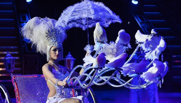 Дрессировщица выступает с голубями в новом шоу Королевский цирк в Цирке им. Никулина. Архивное фото