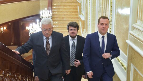 Председатель правительства России Дмитрий Медведев (справа) и президент Палестины Махмуд Аббас (слева) во время встречи в резиденции Горки. 13 апреля 2015