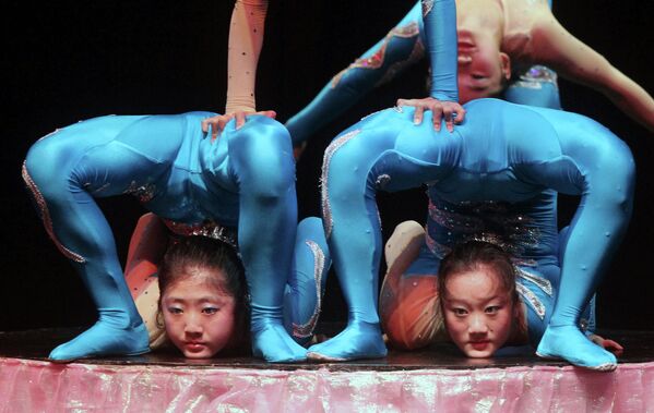 Акробаты Международного фестиваля циркового искусства в Джакарте, Индонезия