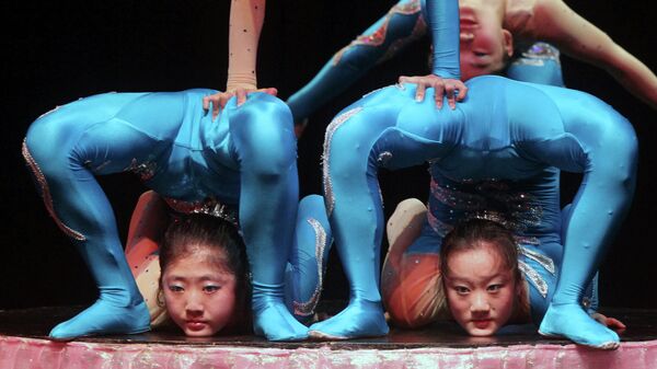 Акробаты Международного фестиваля циркового искусства в Джакарте, Индонезия