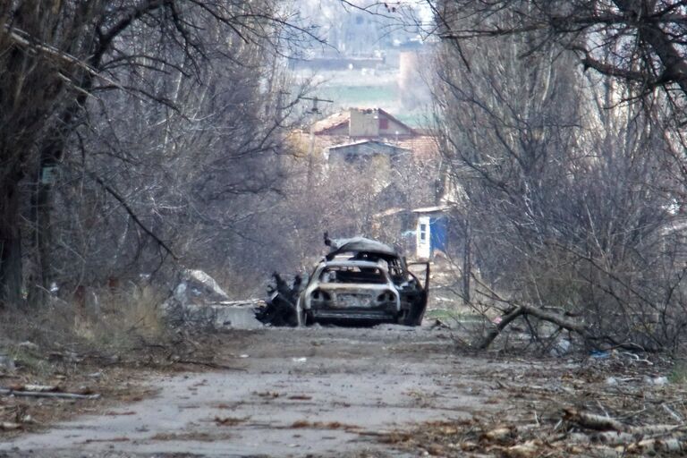 Обстреленный автомобиль с журналистами у населенного пункта Пески в пригороде Донецка