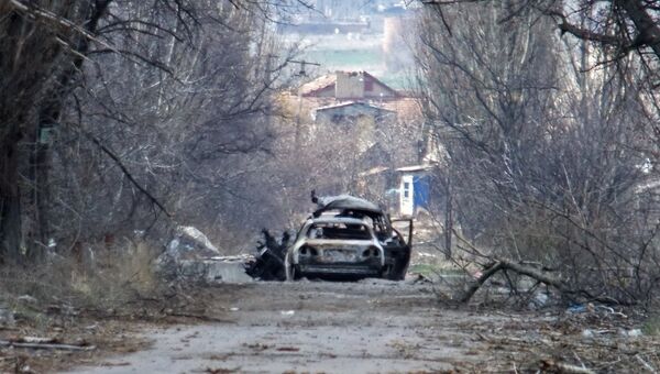 Обстрелянный автомобиль с журналистами у населенного пункта Пески в пригороде Донецка