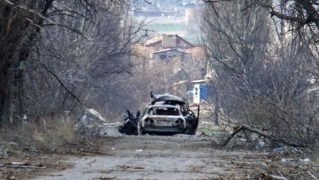 Обстрелянный автомобиль с журналистами у населенного пункта Пески в пригороде Донецка. Архивное фото