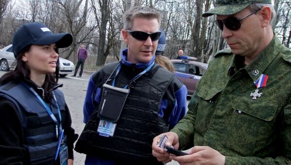 Представитель ополчения ДНР Эдуард Басурин и сотрудник миссии ОБСЕ . Архивное фото