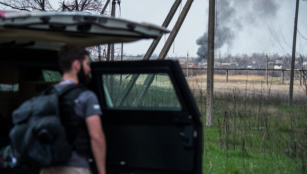 Наблюдатель ОБСЕ у бронированного автомобиля недалеко от аэропорта в Донецке. Архивное фото
