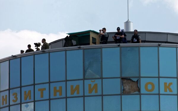 Представители миссии ОБСЕ на смотровой площадке, обустроенной на крыше Транзитного железнодорожного вокзала в Донецке. Апрель 2015