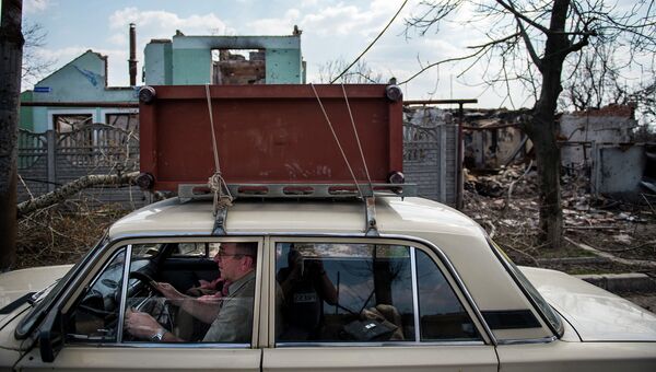 Житель покидает место боевых действий в районе аэропорта Донецка, Украина. Апрель 2015