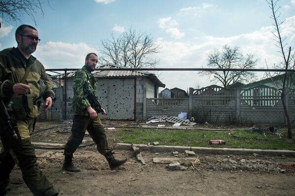 Ополченцы патрулиоуют окрестности в районе аэропорта Донецка. Апрель 2015