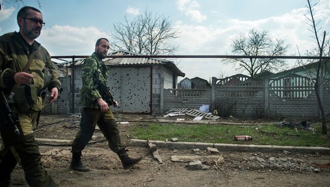 Ополченцы патрулиоуют окрестности в районе аэропорта Донецка. Апрель 2015.Архивное фото