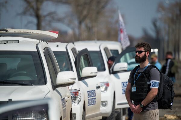 Наблюдатель ОБСЕ недалеко от аэропорта в Донецке. Апрель 2015