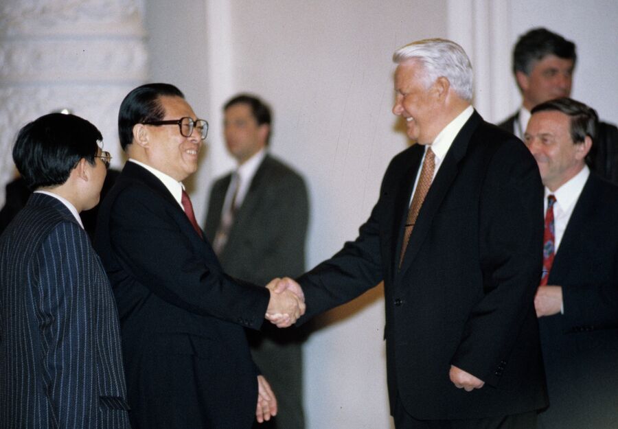 Президент России Борис Ельцин приветствует председателя КНР Цзян Цзэминя.
