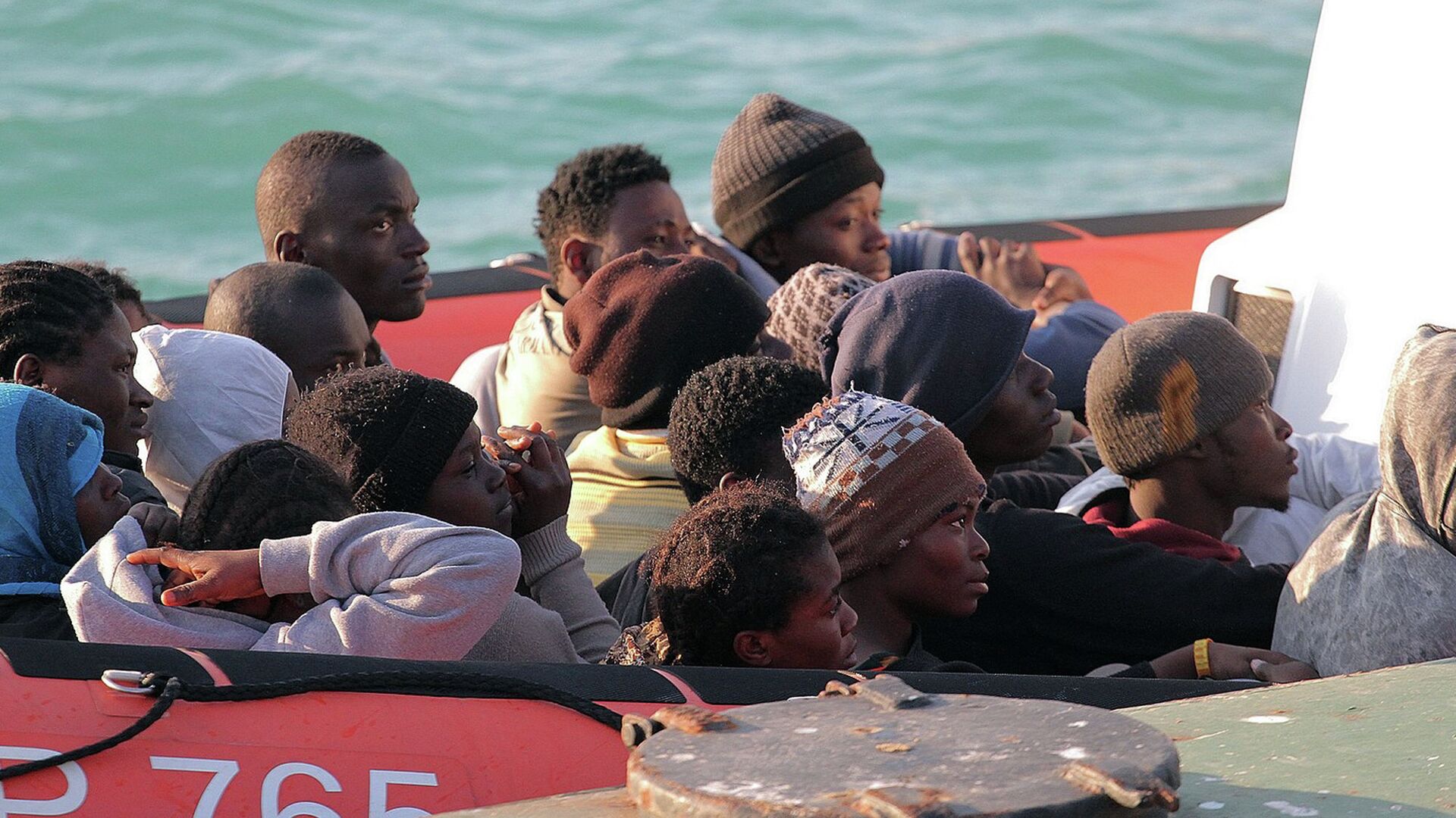 Нелегальные мигранты, спасенные после крушения судна в водах Ливии, на лодке береговой охраны Италии - РИА Новости, 1920, 24.07.2022