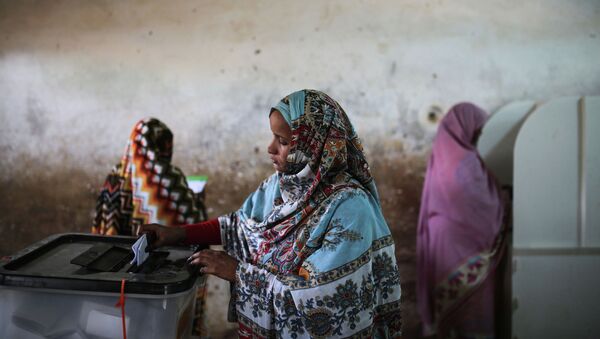 Женщина на избирательном участке в первый день президентских и парламентских выборов в Судане. 13 апреля 2015