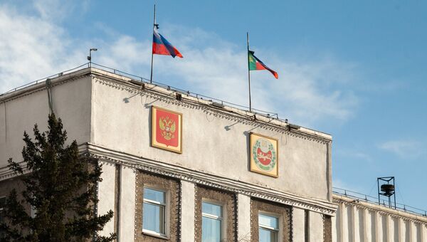 Флаги на здании правительства Республики Хакасия, приспущенные в знак траура по погибшим в результате пожаров