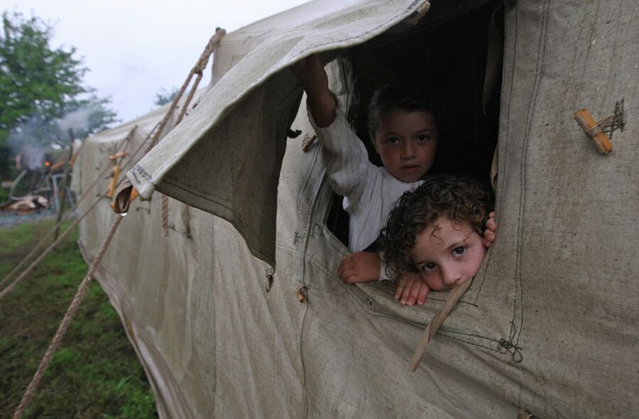 Беженцы из Цхинвали в лагере, расположенном на базе сельхозтехники в городе Алагир