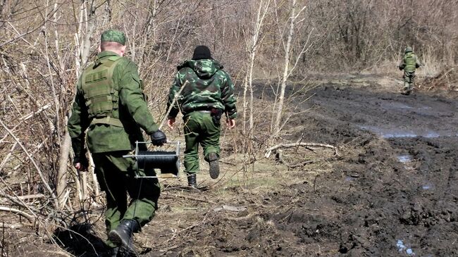 Обезвреживание неразорвавшихся боеприпасов на территории ДНР. Архивное фото