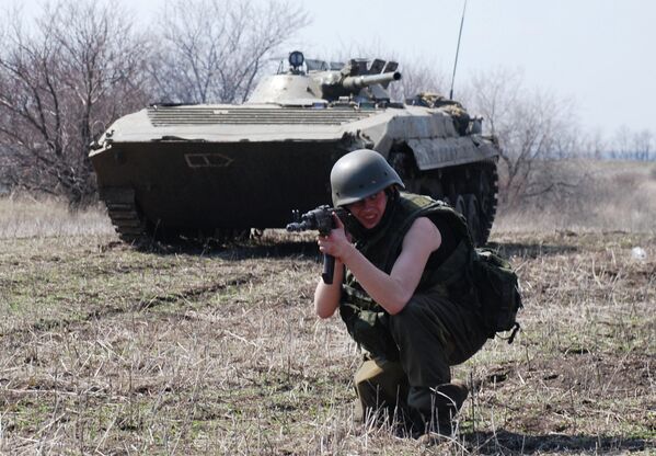 Ополченец Донецкой народной республики (ДНР) во время учений