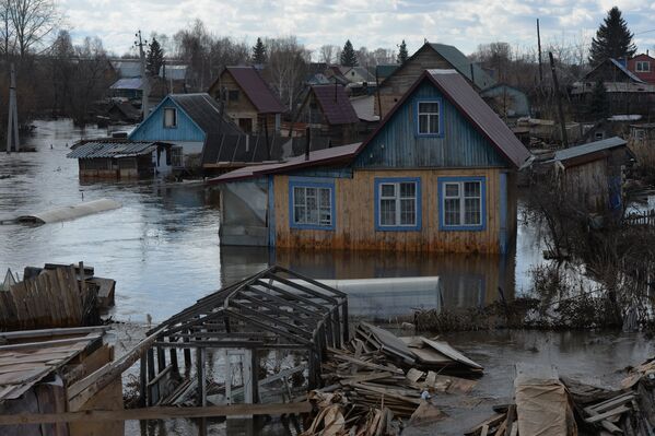 Дачные общества на окраине Новосибирска, подтопленные талыми водами
