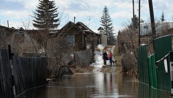 Дачные общества на окраине Новосибирска, подтопленные талыми водами в результате прорыва дамбы на малой реке Тула