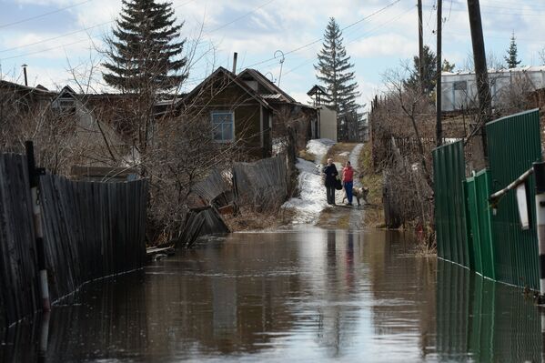 Дачные общества на окраине Новосибирска, подтопленные талыми водами