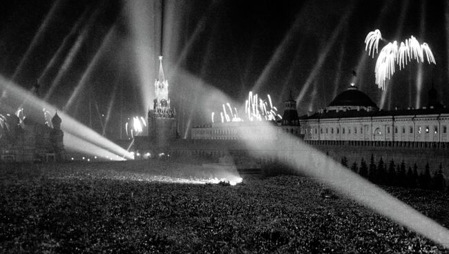 Салют Победы на Красной площади. 9 мая 1945 года