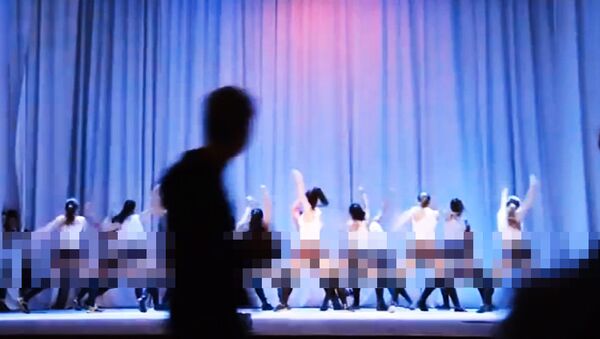 Кадр видеоролика оренбургской танцевальной школы-студии, где школьницы танцуют тверкинг