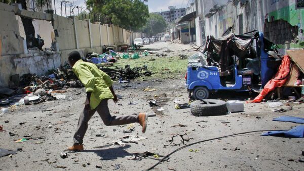 Место мощного взрыва в столице Сомали Могадишо, где смертники атаковали административное здание. 14 апреля 2015