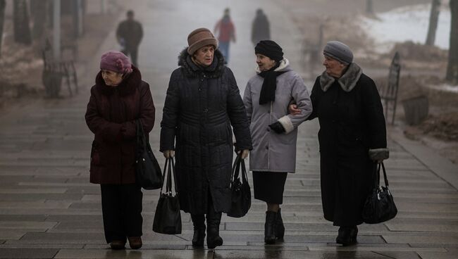 Прохожие на дорожке сквера в Великом Новгороде. Архивное фото