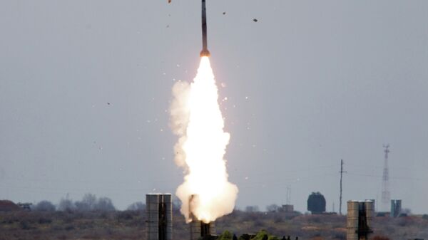 Пуск ракеты зенитно-ракетной системой С-300 на полигоне