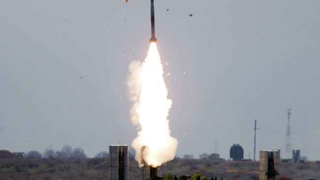 Пуск ракеты зенитно-ракетной системой С-300. Архивное фото