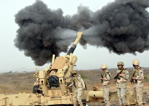 Артиллерия Саудовской Аравии обстреливает территорию Йемена. Апрель 2015