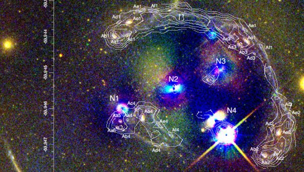 Фотография скопления Abell 3827 с наложенной на нее картой темной материи