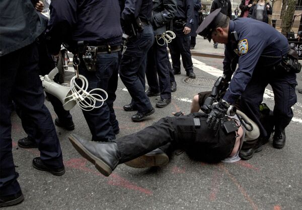Фотограф, сбитый с ног сотрудниками полиции, во время протестов против жестокости полиции в Нью-Йорке, США