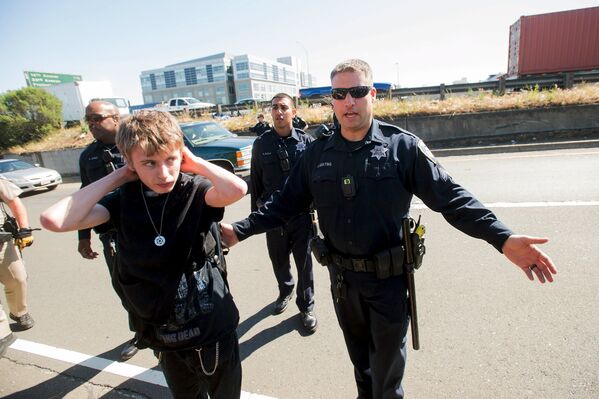 Полиция задерживает участника протестов против жестокости полиции в Окленде, США