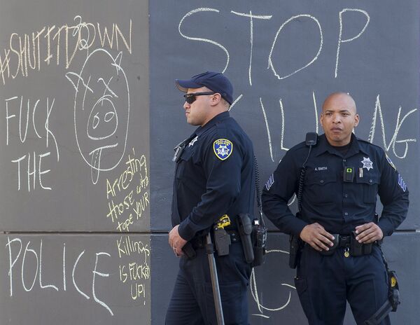 Протесты против жестокости полиции в Окленде, США