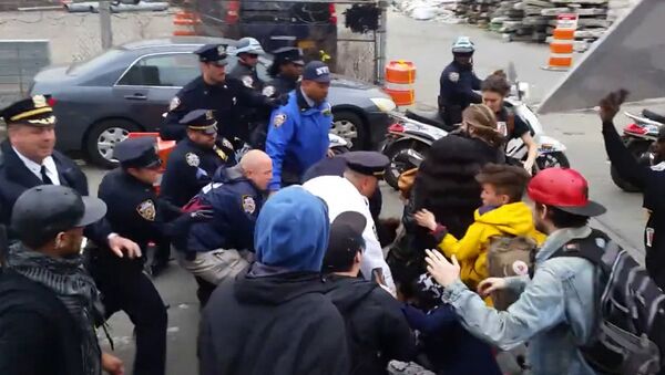 Жители Нью-Йорка дрались с силовиками на акции против произвола полиции