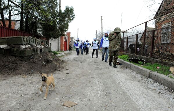 Наблюдатели миссии ОБСЕ в деревне Широкино