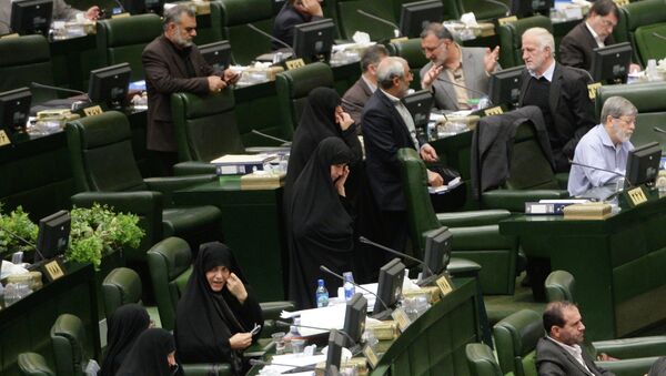 В зале заседаний парламента Ирана (Исламского консультативного совета - Меджлиса) в Тегеране