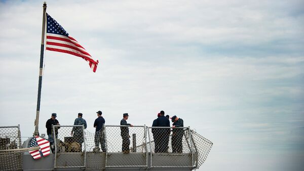 Моряки на корме американского эсминца. Архивное фото