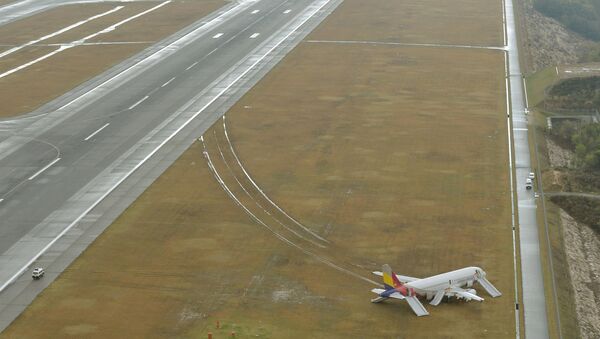 Самолет авиакомпании Asiana Airlines съехал со взлетно-посадочной полосы после приземления в аэропорту Хиросимы