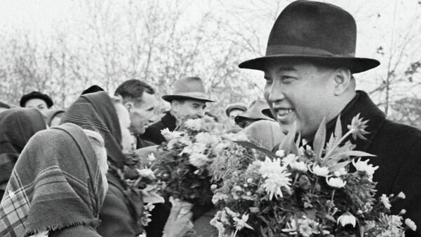 Председатель Кабинета министров КНДР Ким Ир Сен (справа) во время встречи с сельскими жителями в подмосковном колхозе