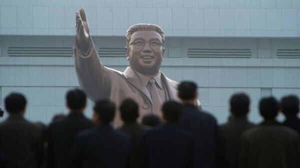 Памятник основателю КНДР Ким Ир Сену в Пхеньяне