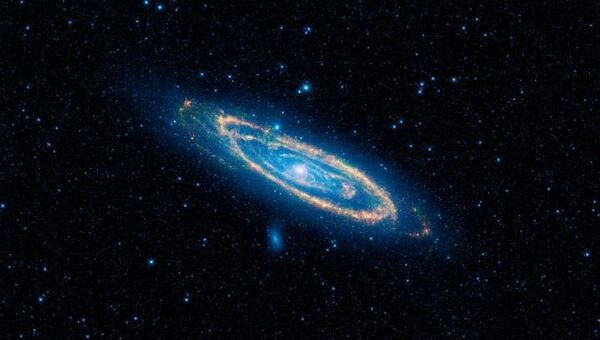 Снимок галактики, полученный при помощи телескопа WISE