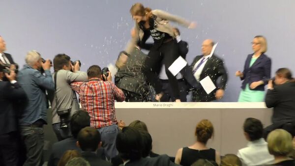 Девушка с криком запрыгнула на стол главы ЕЦБ во время пресс-конференции