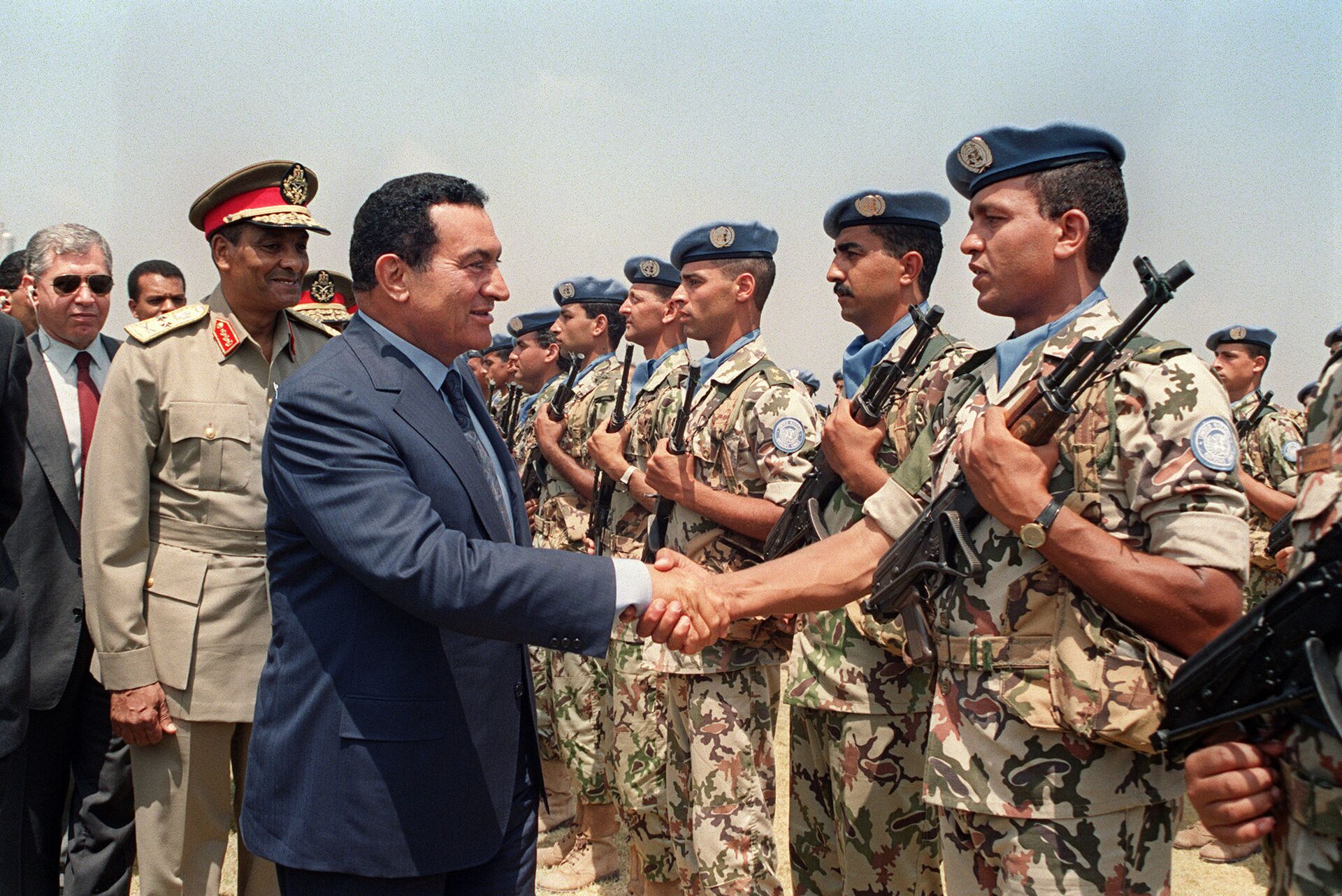 Президент Египта Хосни Мубарак приветствует египетских солдат отправляющихся в составе миротворческих войск ООН в Боснию - РИА Новости, 1920, 05.10.2020