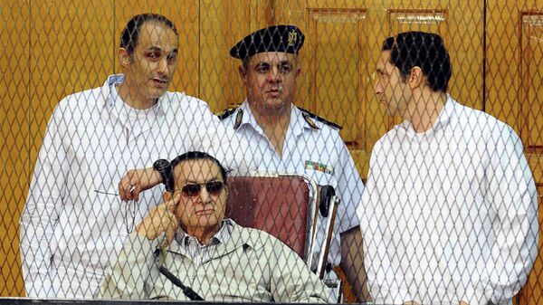 Хосни Мубарак с двумя сыновьями Гамалем и Алаа в суде Каира. Архивное фото
