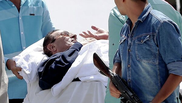 Транспортировка Хосни Мубарака в каирский военный госпиталь Аль-Маади