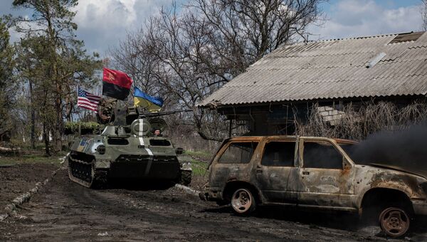 Танк ВСУ с флагами Украины, США и Правого сектора возле Широкино, Украина. Архивное фото